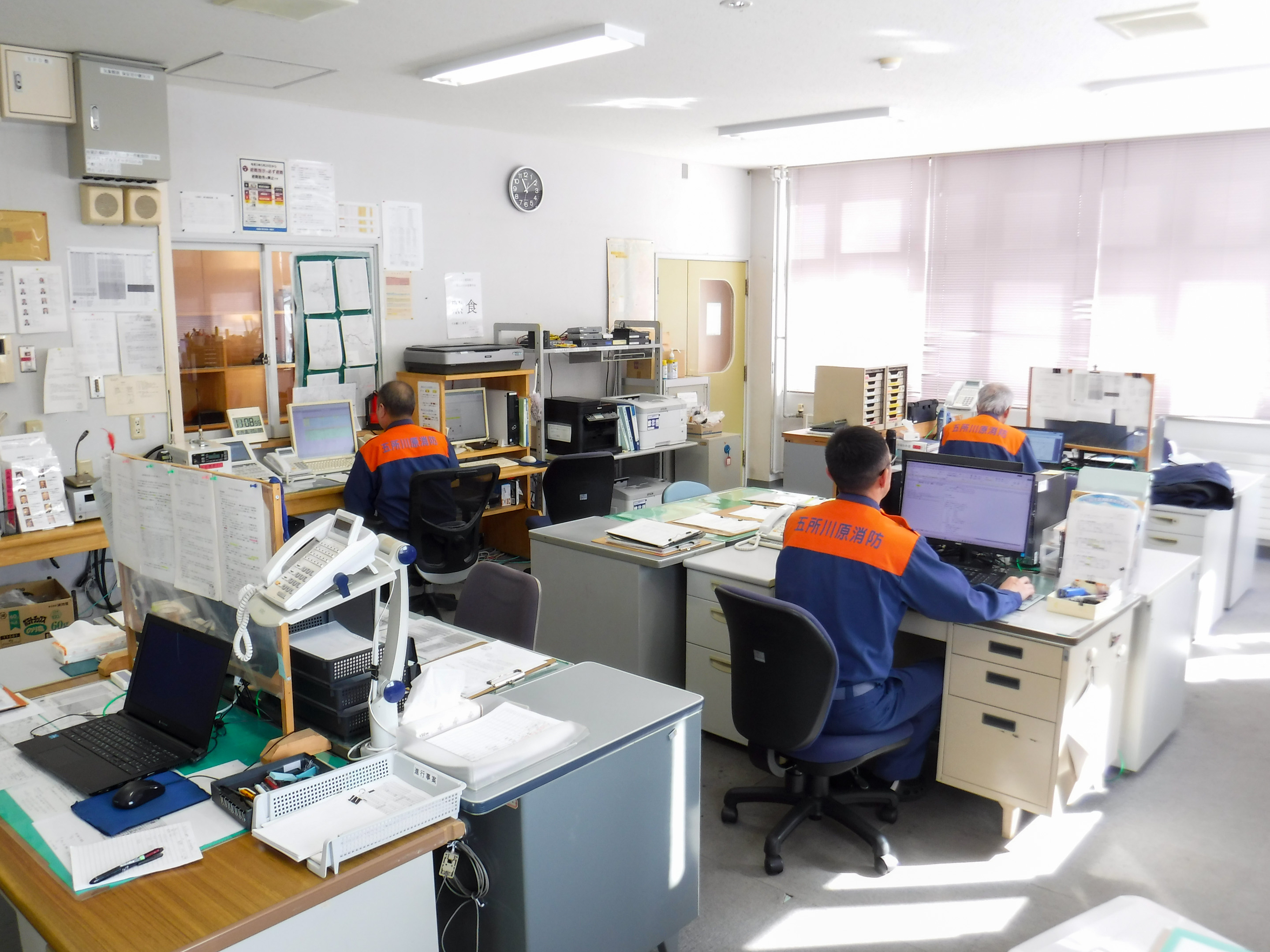 分署で事務作業をする職員