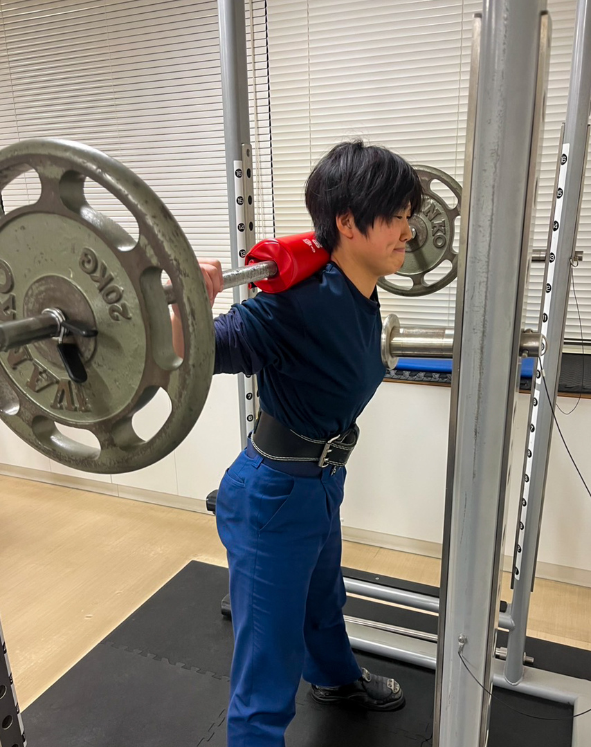 筋力トレーニングをする職員