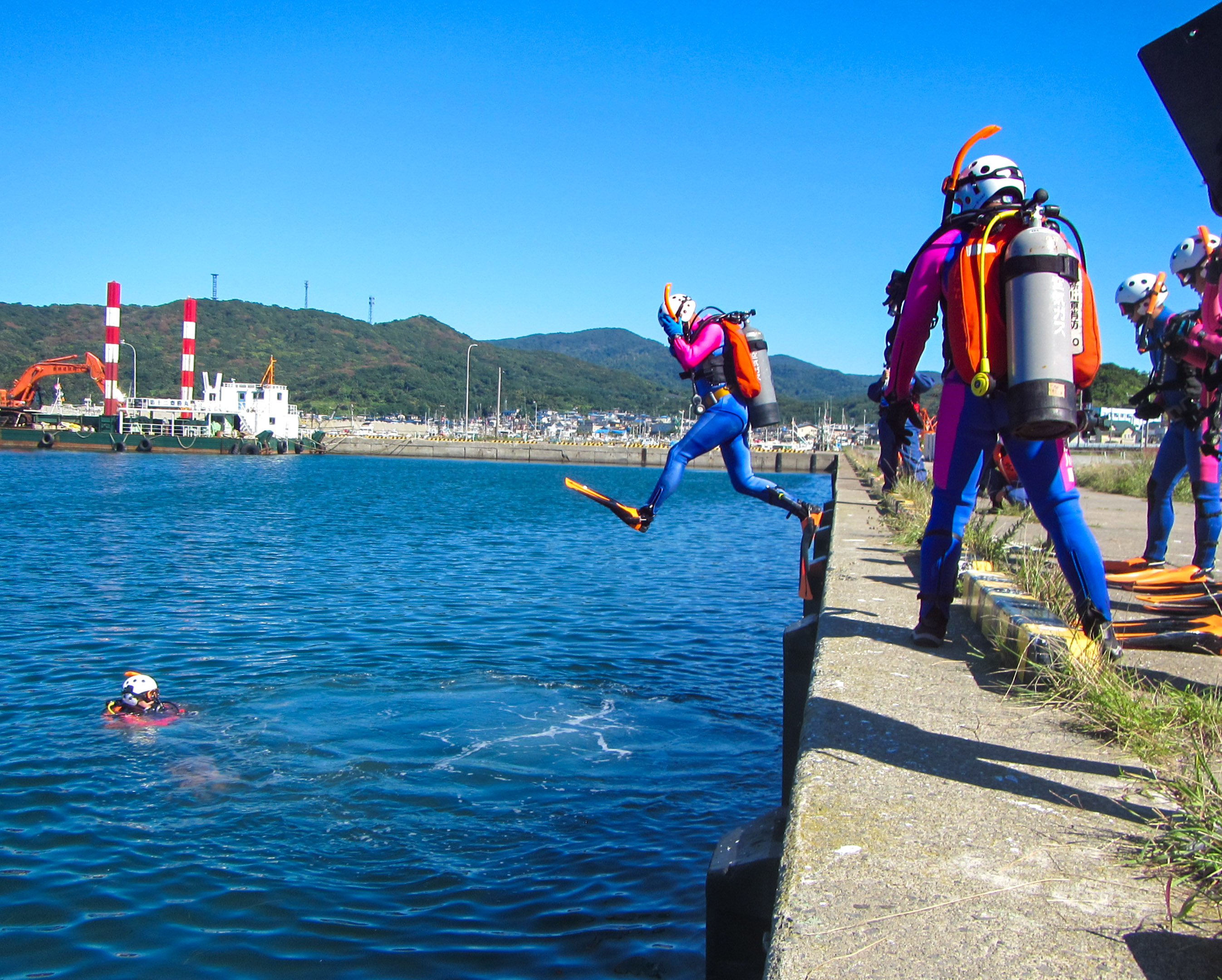 海へ潜ろうとする隊員