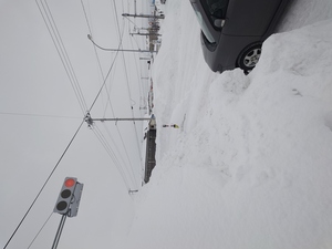 雪が高く降り積もった市街地