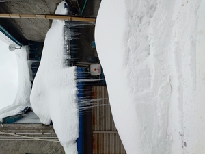 雪が高く降り積もった市街地