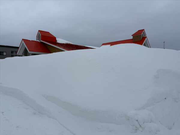 雪が高く降り積もったこども園