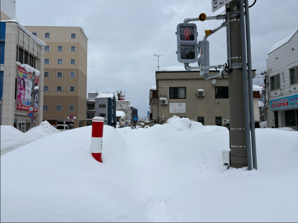 雪が降り積もった通り