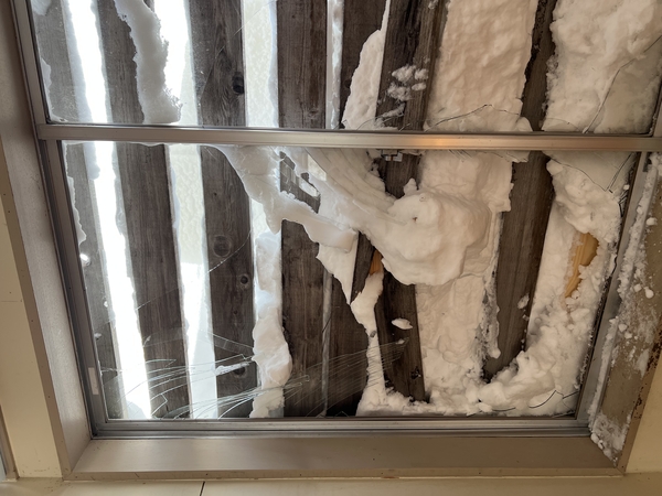落雪により窓ガラスの割れた教室