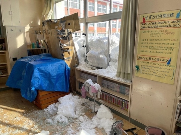 落雪により窓ガラスの割れた教室