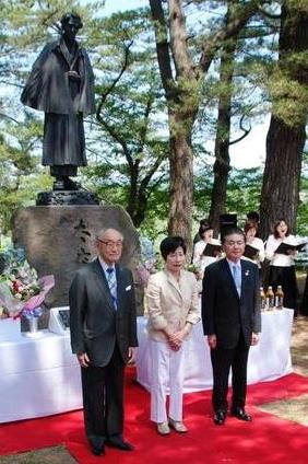 太宰治銅像前にて