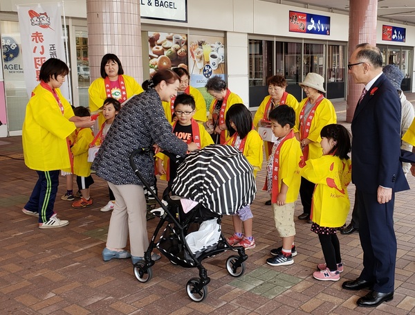 画像：街頭募金の様子