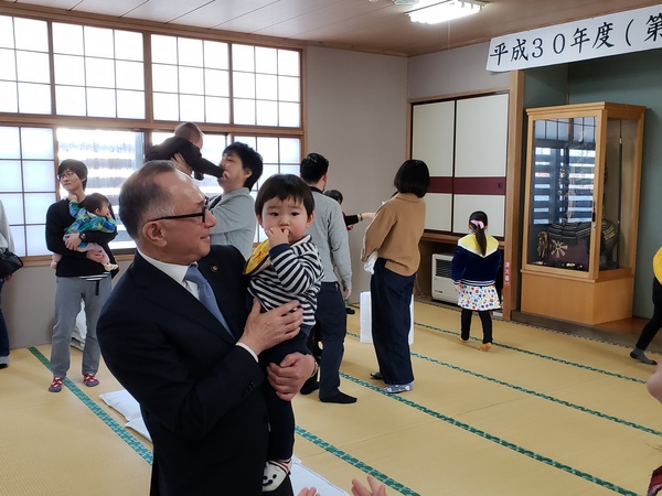 画像：赤ちゃんを抱っこする市長