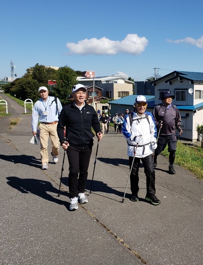 画像：ウォーキングをする市長