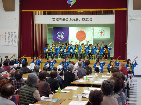 画像:金木小学校三味線部の演奏