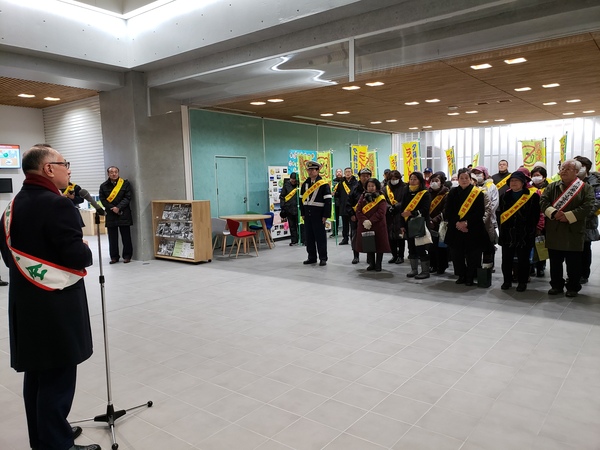 画像:出発前の挨拶をする市長