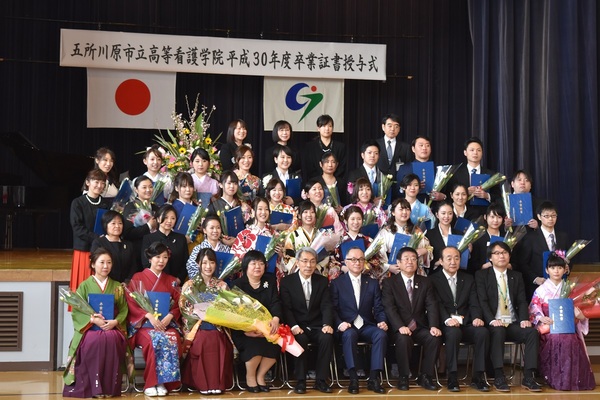 画像:卒業生の皆様と