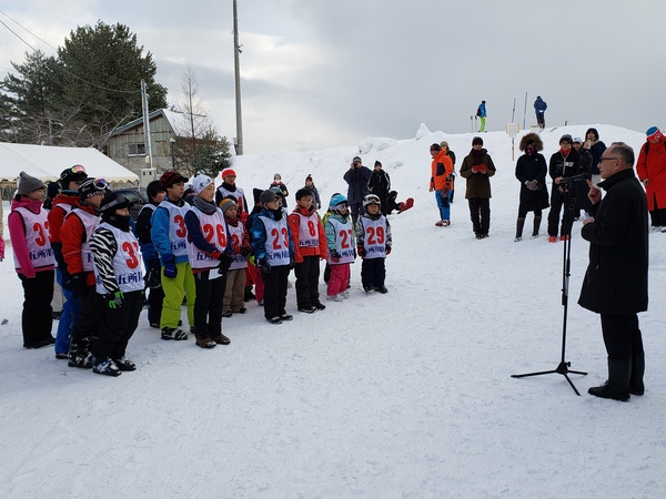 画像:開会式で挨拶する市長