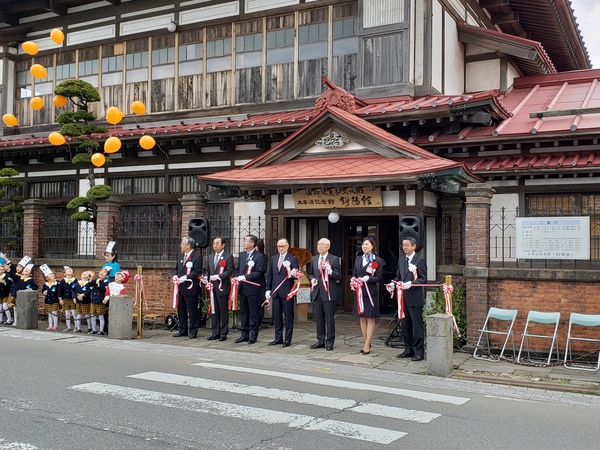 画像:オープニングセレモニーでのテープカット